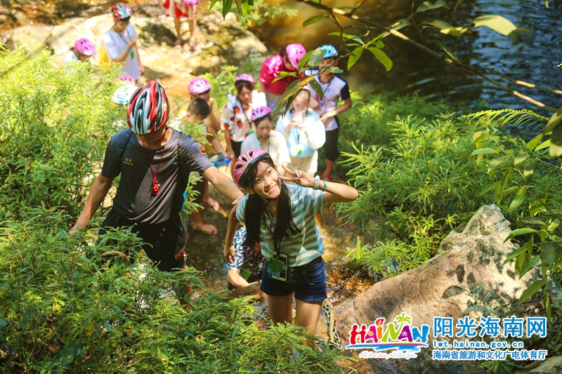 游客在呀诺达雨林文化旅游区游玩.jpg
