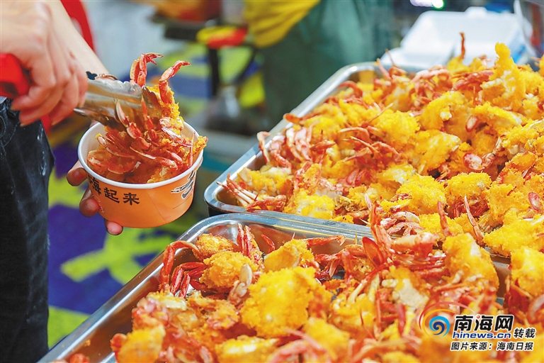 海南美食文化节上美食展位的炸蟹