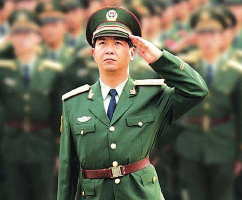 丁晓兵没有右手的那张照片，超越自我，彰显坚韧精神的力量，丁晓兵超越自我，坚韧精神的力量见证