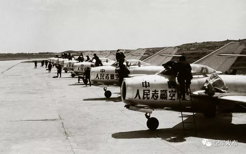 石岗军营中的飞机，历史与未来的交汇点，石岗军营飞机，历史与未来的交汇点