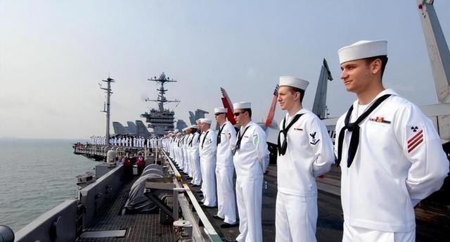 辽宁舰与美国航母，尺寸对比及其意义，辽宁舰与美国航母尺寸对比，揭示背后的战略意义
