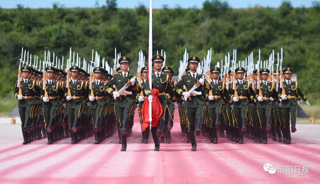 阅兵方队走过天安门，每一步都彰显国威，阅兵方队，彰显国威的每一步，走过天安门接受检阅