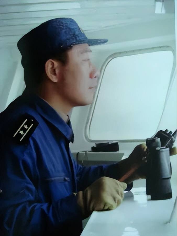 现任辽宁舰副舰长，职责、贡献与海军事业的展望，辽宁舰副舰长职责与贡献，海军事业的未来展望