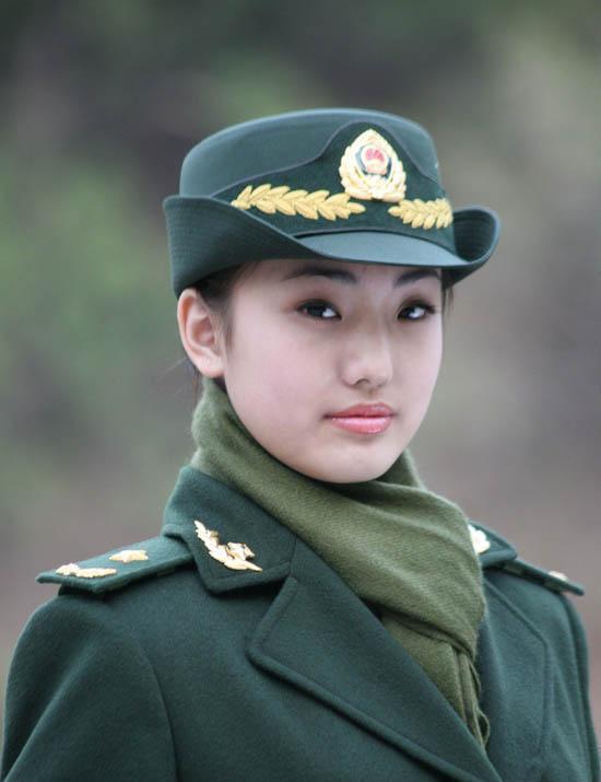中国武警女兵单人图片，展现力量与荣耀的象征，中国武警女兵，力量与荣耀的象征图片展示