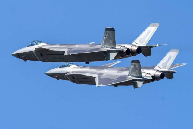歼-20与F-22，谁的速度更胜一筹？，歼-20与F-22速度比拼，谁更快？
