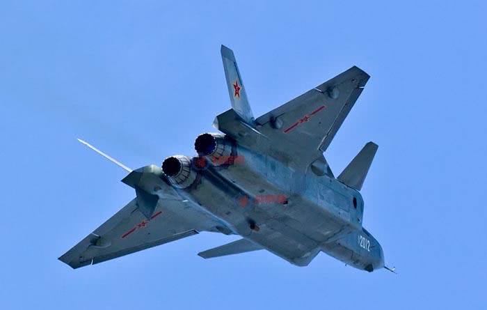 歼-20与F-22，究竟谁更大？，歼-20与F-22，谁更大？对比解析