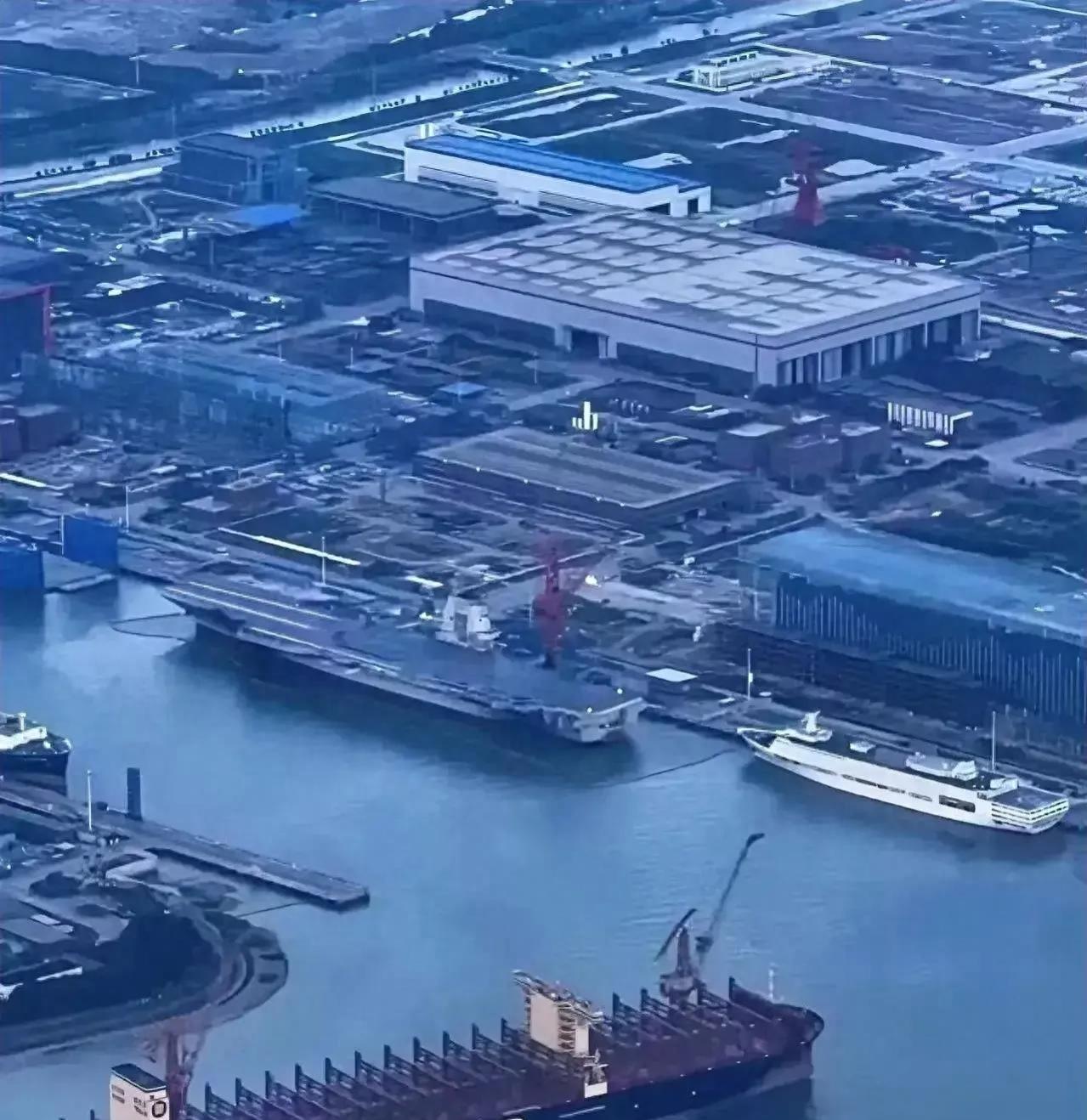 山东舰航母，承载众多精英的庞大舰队，山东舰航母庞大舰队承载精英力量