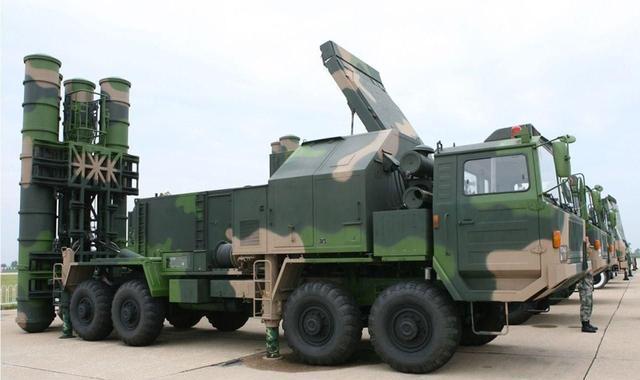 红旗-12防空导弹与S-400系统比较分析，哪个更好？，红旗-12防空导弹与S-400系统比较分析，哪个防空系统更优越？