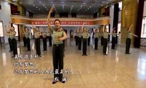 70周年阅兵最开始走的列队，展现国家力量与荣耀，阅兵盛典揭幕，国家力量与荣耀的壮丽展示