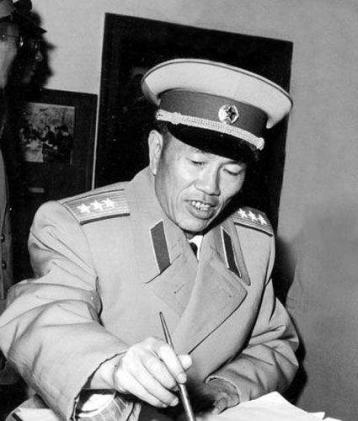 中国人民志愿军司令员兼政治委员，英雄之魂，时代之楷模，中国人民志愿军司令员兼政治委员，英雄之魂，时代典范