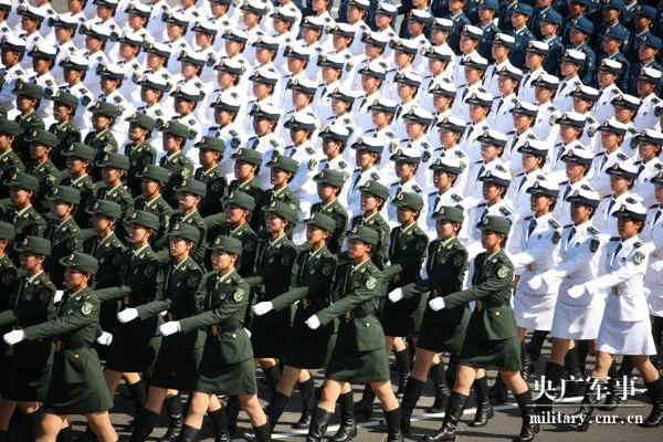 三军女兵方队纪录片，展现新时代巾帼英雄的风采，新时代巾帼英雄，三军女兵方队纪录片展现风采