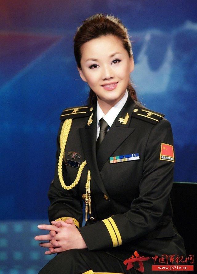 军事栏目女主持人，展现新时代女性的风采与力量，新时代女性风采，军事栏目女主持人展现巾帼力量