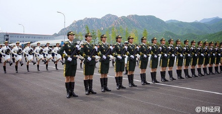三军女兵方队队员，展现新时代巾帼英雄的风采，新时代巾帼英雄，三军女兵方队的风采展现