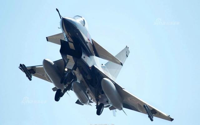 歼-10战斗机过载，空中霸主的力量展现，歼-10战斗机过载，空中霸主的力量展示