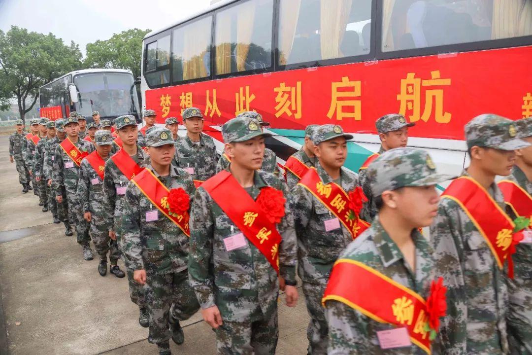 集团军司令与军长的区别，职责、权力与地位的差异，集团军司令与军长，职责、权力与地位的差异详解