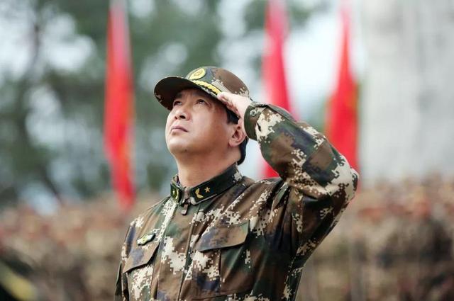 独臂将军丁晓兵，英勇无畏的传奇人生，独臂将军丁晓兵，英勇无畏的传奇人生之路