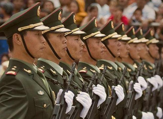 阅兵方阵中的钢铁战士，全副武装的荣耀时刻，阅兵方阵中的钢铁战士，全副武装荣耀瞬间