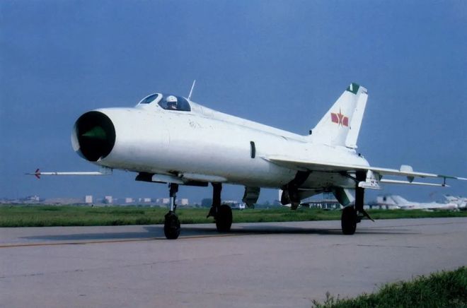 歼八带导弹，中国空军力量的骄傲，歼八带导弹，中国空军力量的荣耀标志