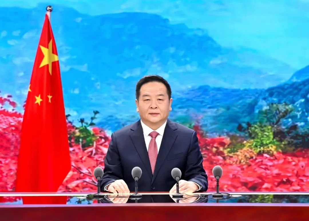 陈耳东，一位引领时代的杰出人物，陈耳东，时代引领者的杰出风采
