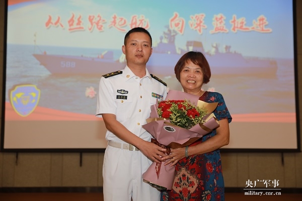 泉州舰舰长揭秘，英勇领航的海洋卫士，英勇领航的海洋卫士，泉州舰舰长揭秘之旅