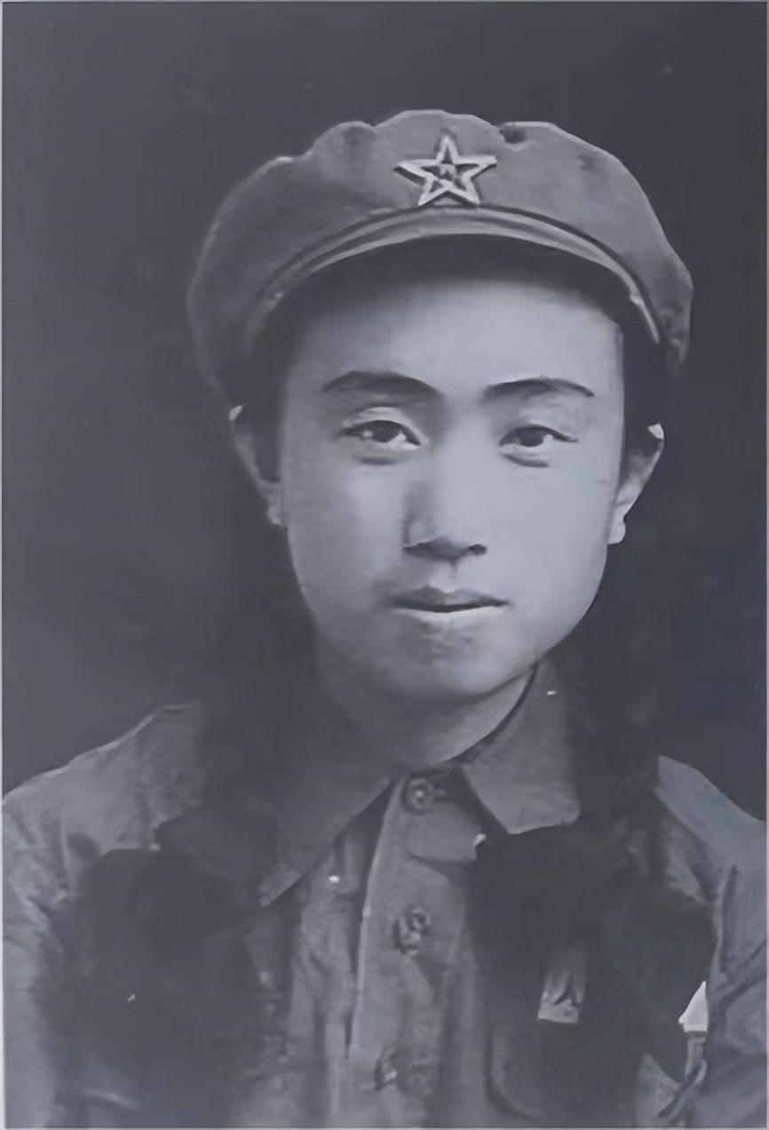 中国女兵照片全集，展现铿锵玫瑰的英勇风采，中国女兵照片全集，展现铿锵玫瑰的英勇风采与力量
