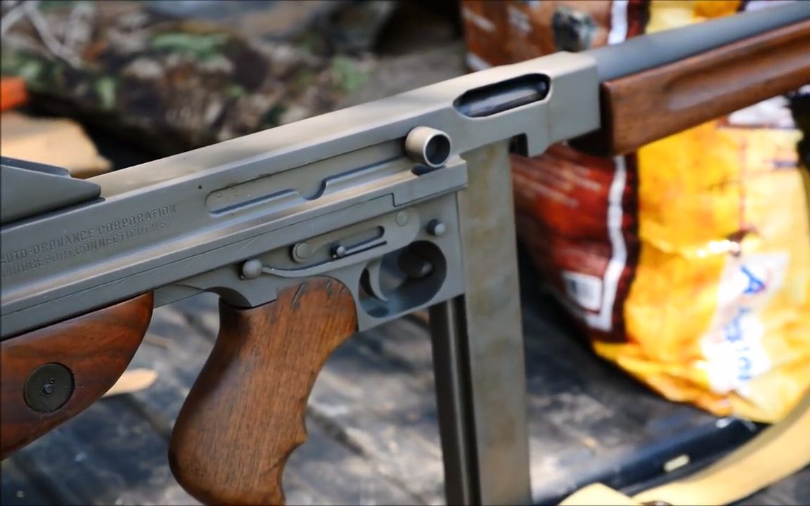 汤姆逊M1A1冲锋枪，历史、特点与影响，汤姆逊M1A1冲锋枪，历史背景、特点及其影响
