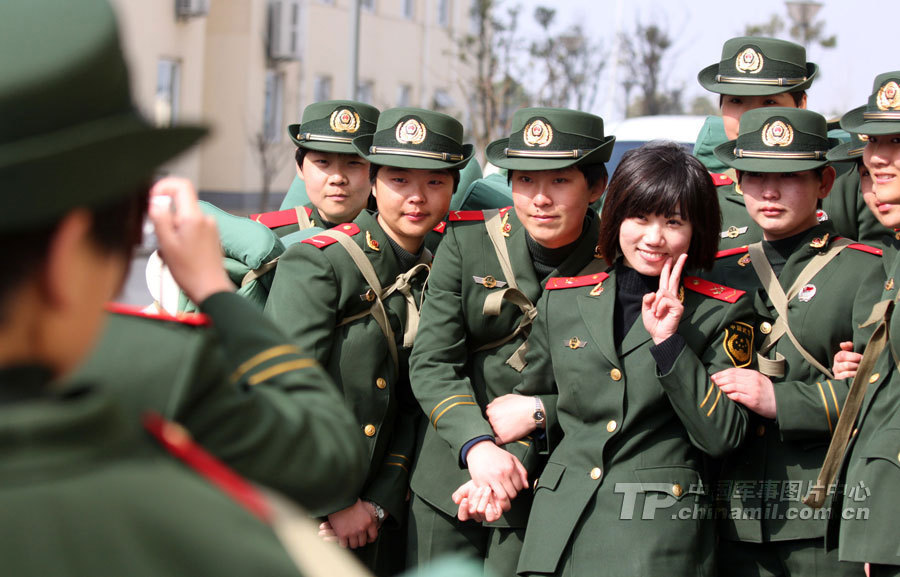 中国武警女兵