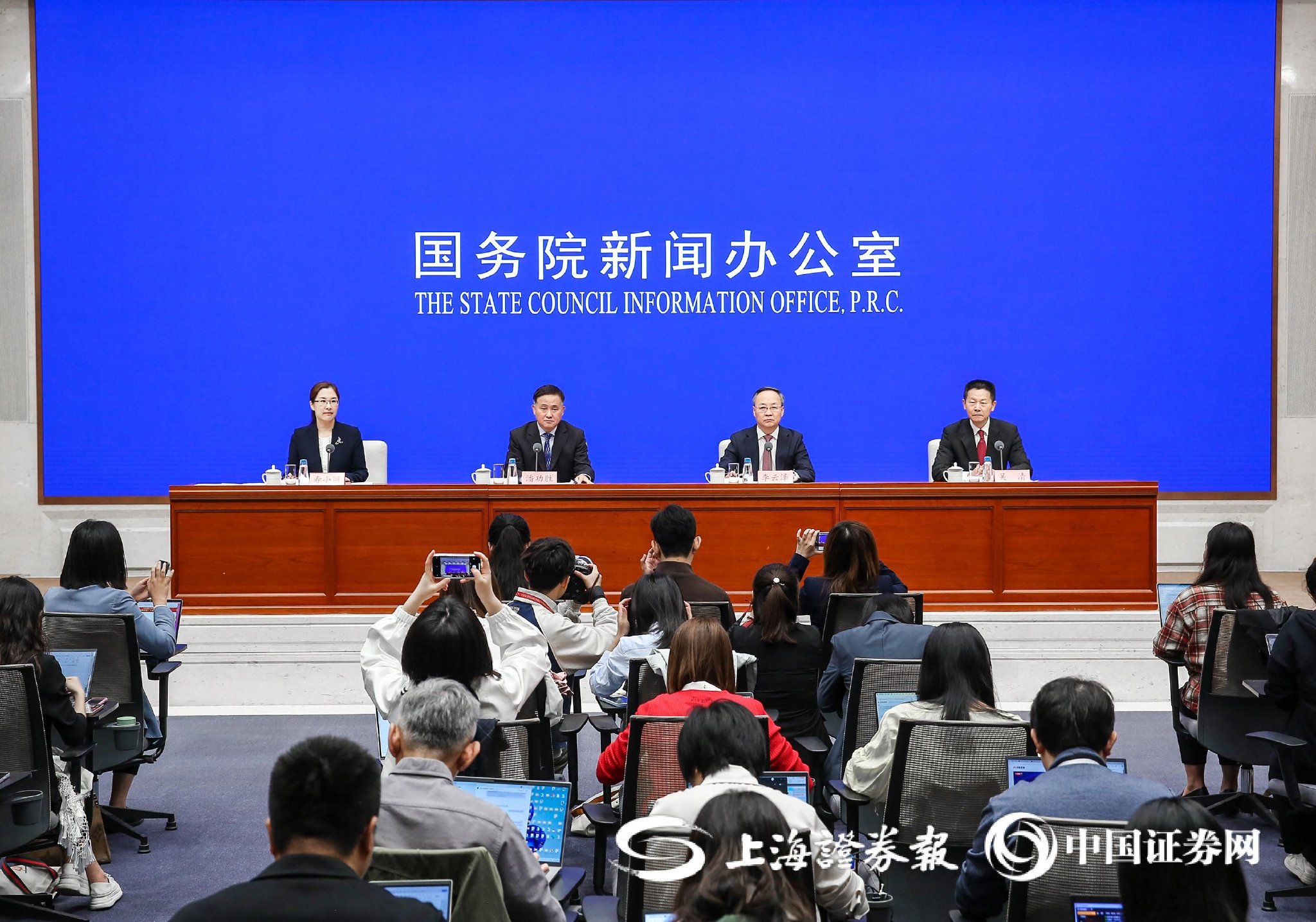 新闻发布会是一种重要的信息传播媒介与公关实践场合，新闻发布会，信息传播与公关实践的重要场合