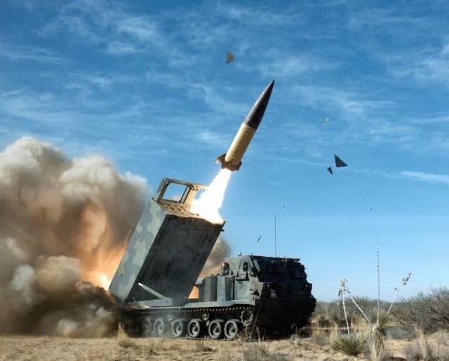 M1A2艾布拉姆斯是电动的吗？探究现代军事科技中的动力变革，M1A2艾布拉姆斯的动力系统，电动还是传统燃料？现代军事科技中的动力变革探究