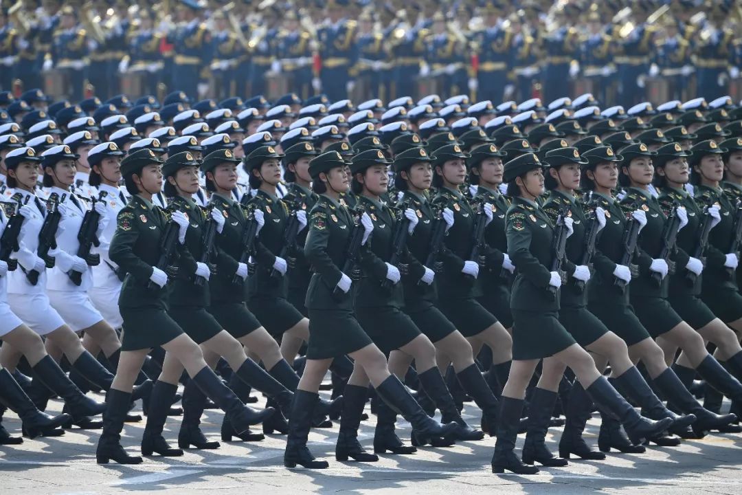 2021年中国阅兵中的女兵风采，『2021年中国阅兵式，女兵风采闪耀全场』
