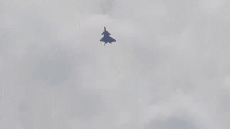 歼20与F22，空中霸主之争，谁将更胜一筹？，歼20与F22，空中霸主之争，谁主沉浮？