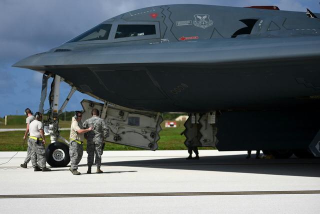 B-2轰炸机可以携带核弹吗？历史与现实的探究，B-2轰炸机核弹携带能力，历史与现实的探究