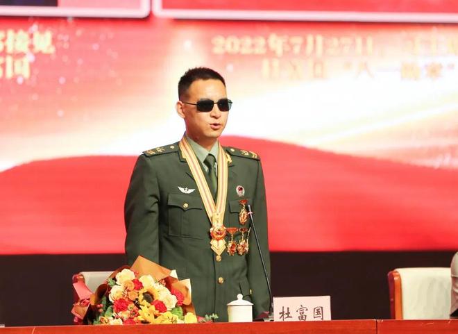 八一勋章与一等功荣誉的待遇，荣耀与尊崇的象征，八一勋章与一等功荣誉的象征，尊崇与待遇的双重荣光