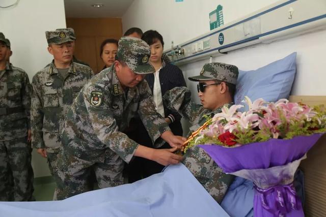 老山英雄丁晓兵，断臂之勇与爱情的力量，老山英雄丁晓兵，断臂之勇与爱情的力量闪耀人生