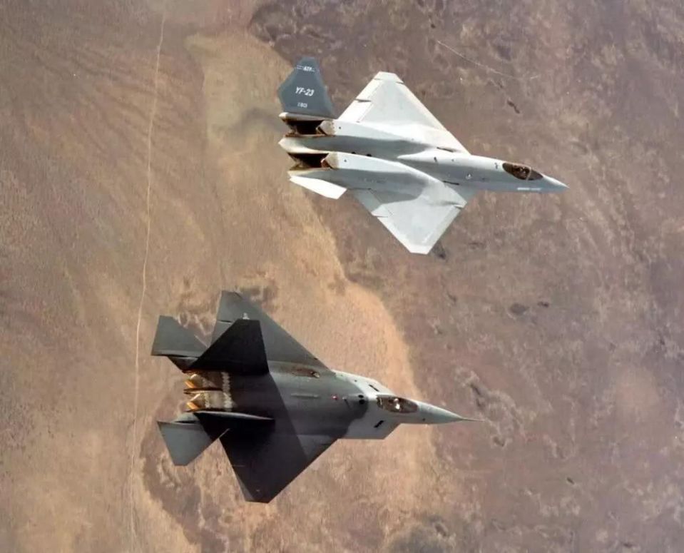 歼20与F-22，战争模拟中的空中霸主对决，歼20与F-22，空中霸主战争模拟对决