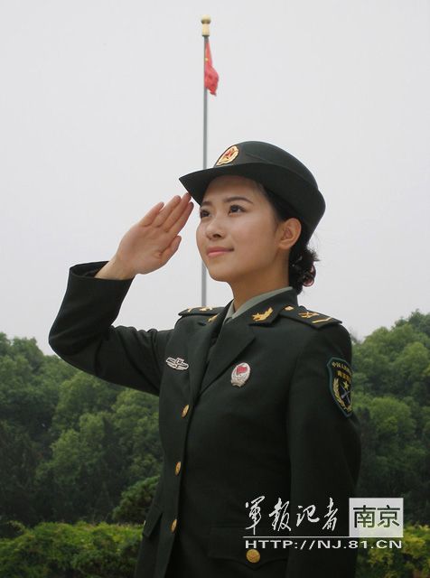 中国女兵照片，单人的荣耀与力量，中国女兵的荣耀与力量，单人照片展现坚韧风采