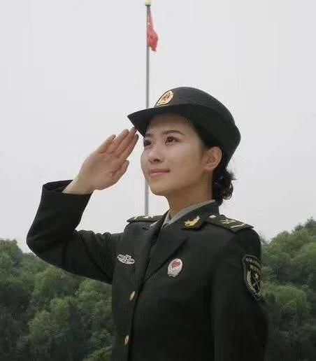 中国女兵照片大全，展现铿锵玫瑰的英勇风采，中国女兵英勇风采照片大全，铿锵玫瑰的荣耀时刻