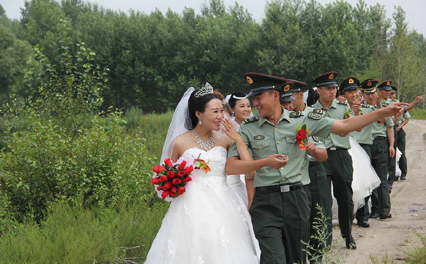为啥当兵的结婚都穿军装，当兵结婚为何选择穿军装？
