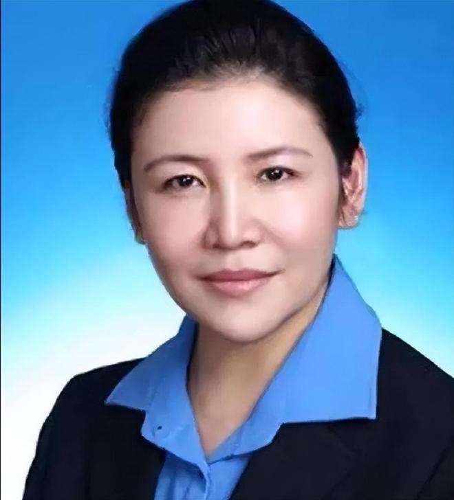 意大利国防女部长签署重要文件，展现决心与实力，意大利国防女部长签署关键文件，彰显决心与实力