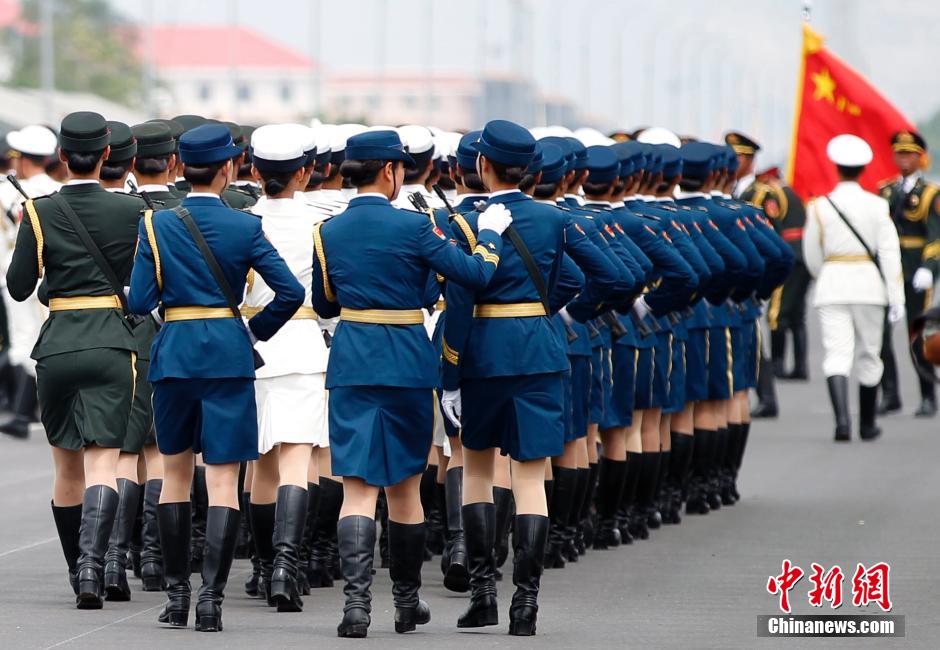 女兵与三军仪仗队的独特接触，力量与荣耀的交融，女兵与三军仪仗队的交融，力量与荣耀的展现