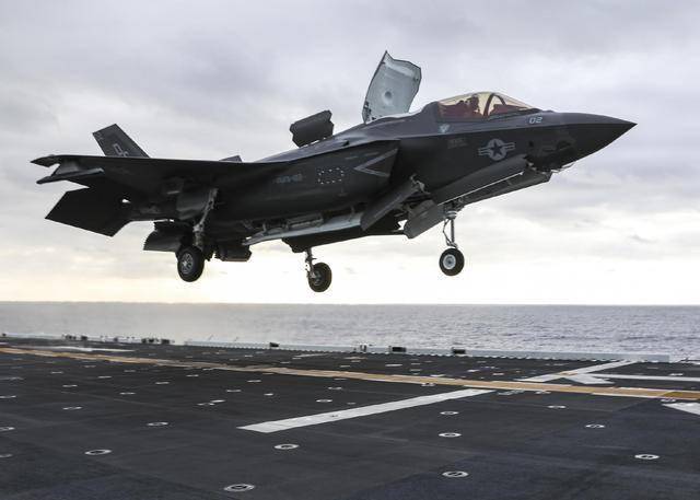 歼-15对战F-35，空中力量的较量与对比，歼-15与F-35的空中力量较量与对比分析