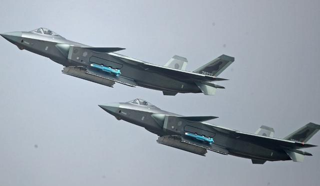 歼-20与F-22，谁更强？深度解析中国新一代隐身战斗机与美军五代机的优劣对比，歼-20与F-22，中美五代机优劣深度对比解析，谁更强？