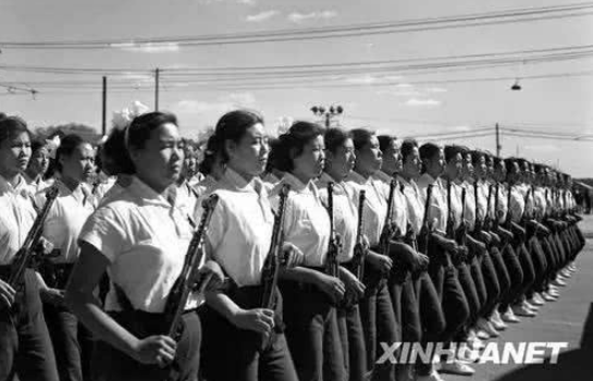 阅兵女民兵图片，展现新时代巾帼英雄风采，新时代巾帼英雄风采，阅兵女民兵图片展