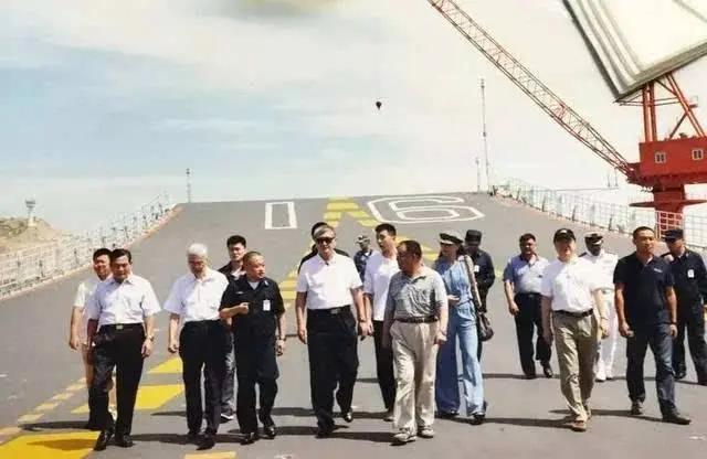 瓦良格号抵达我国港口——历史与未来的交汇点，瓦良格号抵港，历史与未来的交汇点